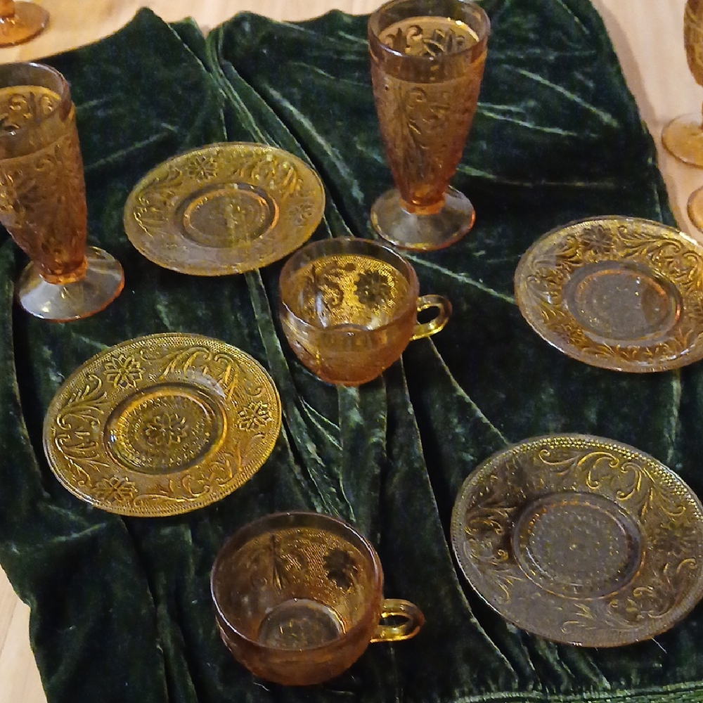Amber Glassware Set - Elegant Dining Collection